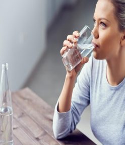 Uống nhiều nước có mập không? Uống nước nhiều có bị bụng to không?