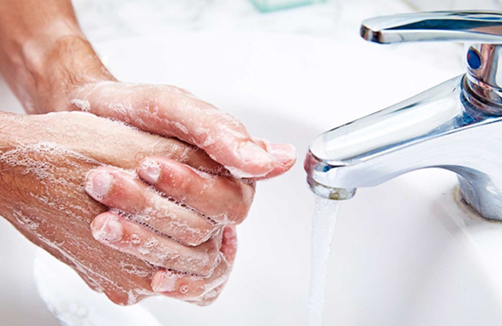 Rửa tay thật sạch là bước quan trọng nhất để giữ da mặt được sạch