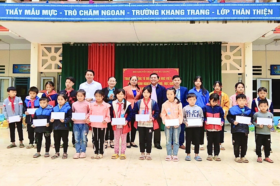 Trao tặng 200 suất học bổng cho trẻ em Hà Giang