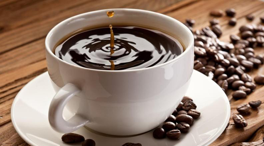 Caffeine cũng kích hoạt quá trình lipolysis, hay phân hủy mỡ trong các tế bào mỡ, từ đó giải phóng các axit béo vào máu để sử dụng làm nhiên liệu